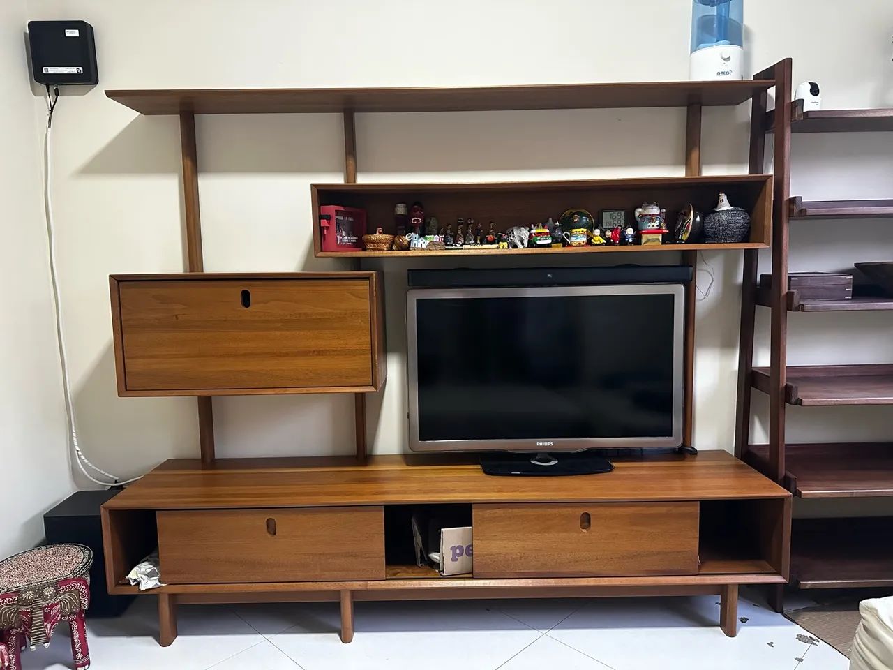 ESTANTE PARA TV DE ATÉ 43 POLEGADAS COM 3 PORTAS 2,10 M X 1,79 M PILOTIS