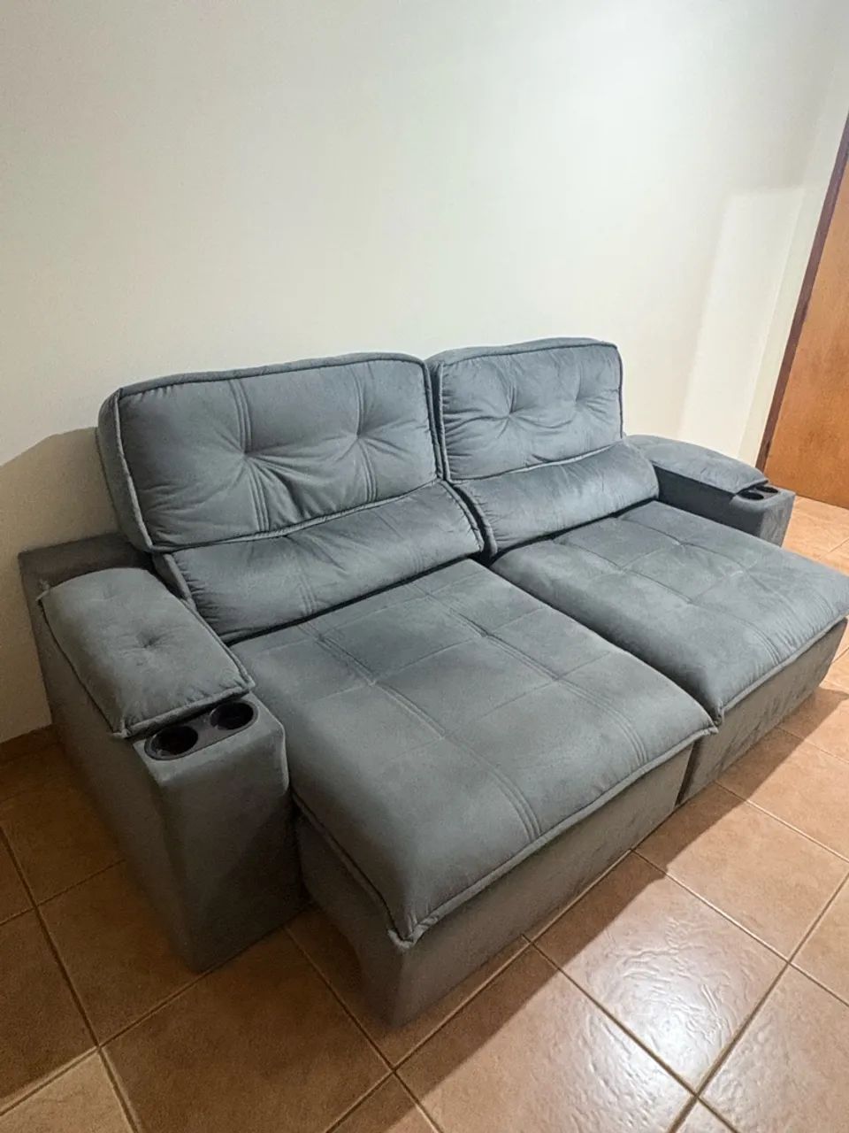 Sofá retrátil e reclinável 2 lugares, na cor cinza. - Foto 2