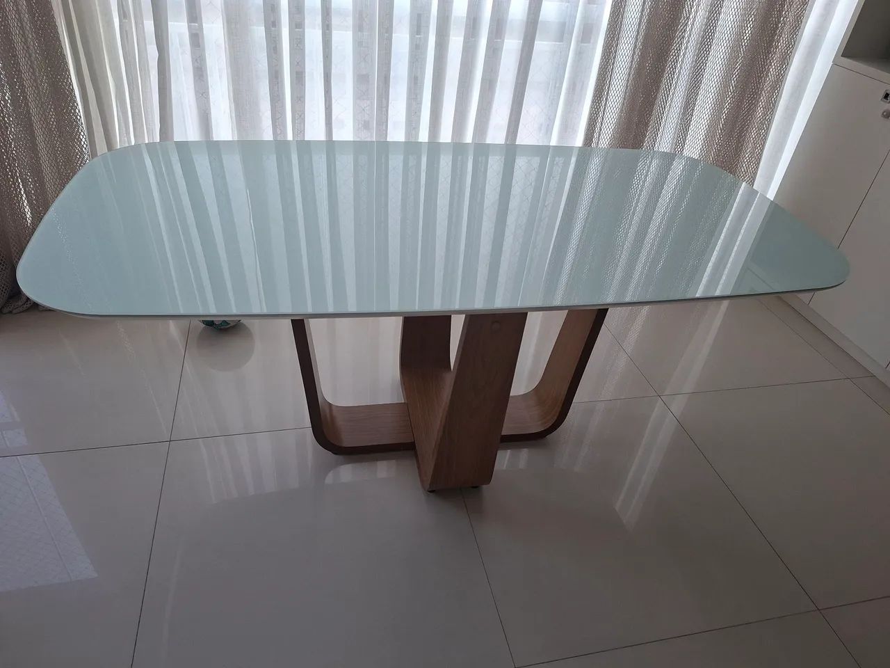 Mesa de jantar tampo de vidro retangular-ovalada semi nova.