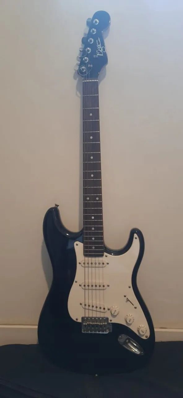 Guitarra Eagle STS-001 (com capa, cabo, correia e suporte)