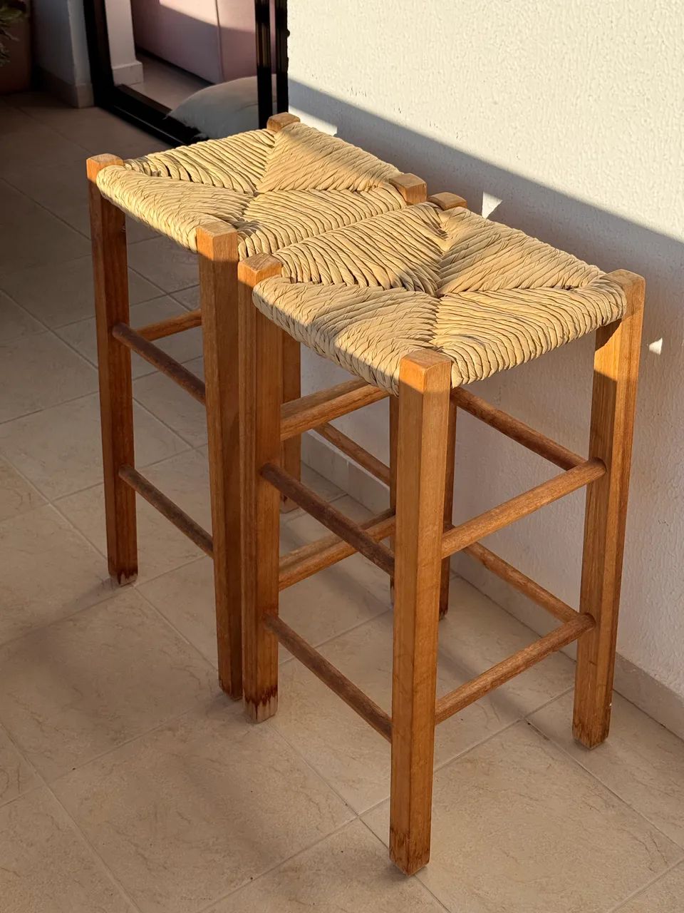 Par de Banquetas de Madeira com Assento em Palha - Foto 2