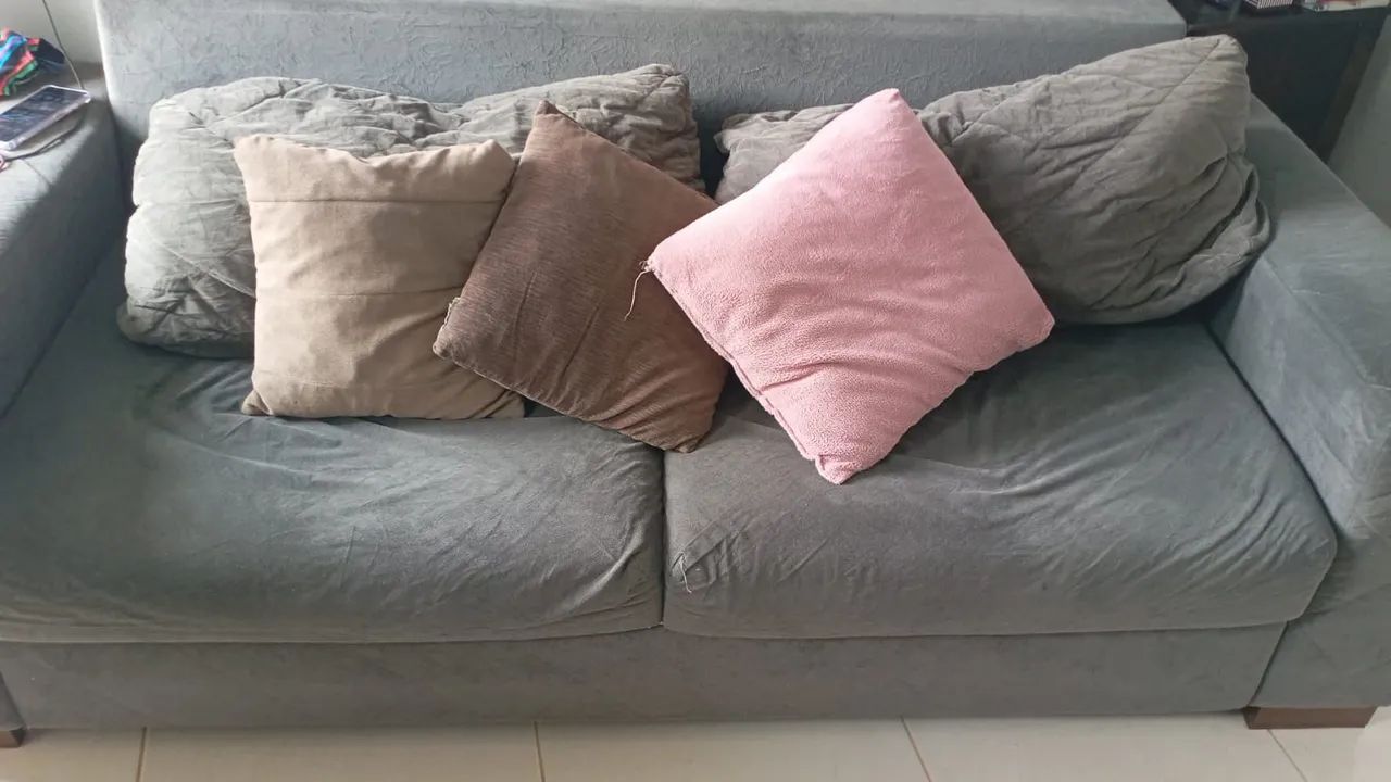 Vendo sofá de dois lugares e cama box de solteiro 