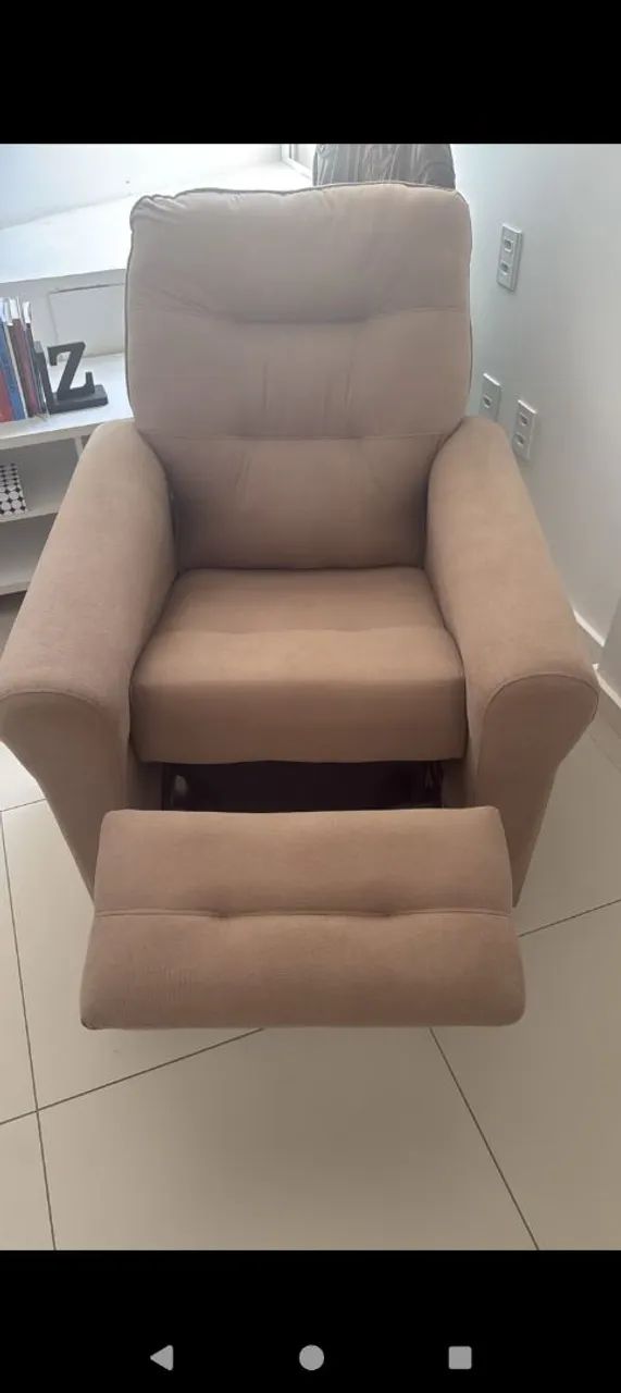 Poltrona novo nova zero sem marcas de uso.