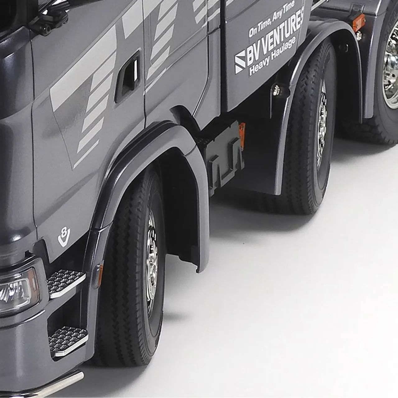 SEMI-TRUCK TAMIYA 1/14 RC SCANIA 770 S 8X4/4 GUN METAL EDITION