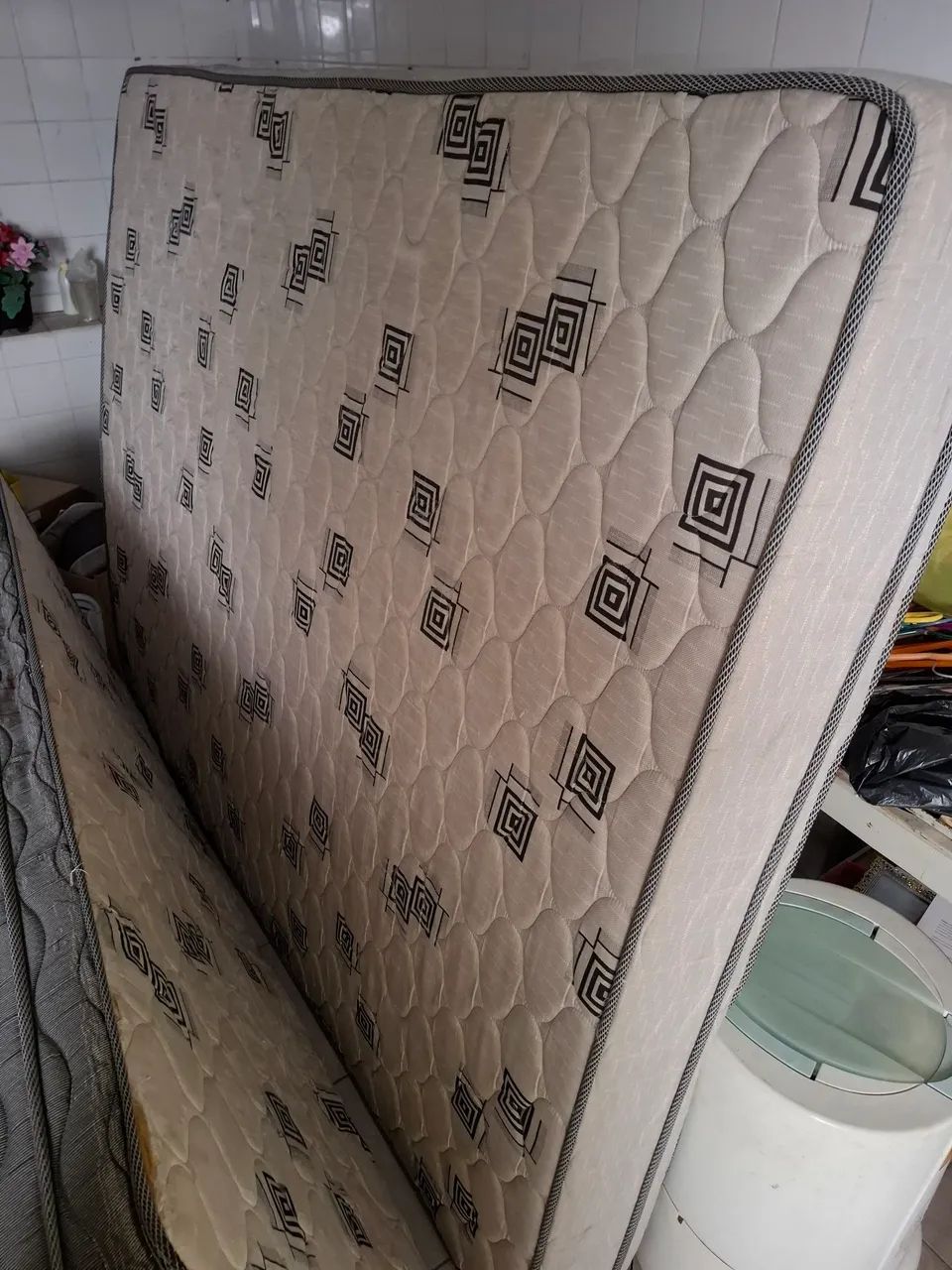 Vendo colchão casal e solteiro e cadeiras - Foto 4