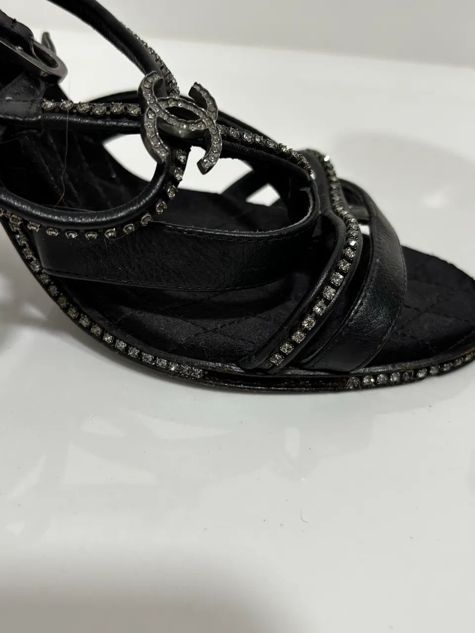 Sandália Chanel preta strass 39 - Foto 4