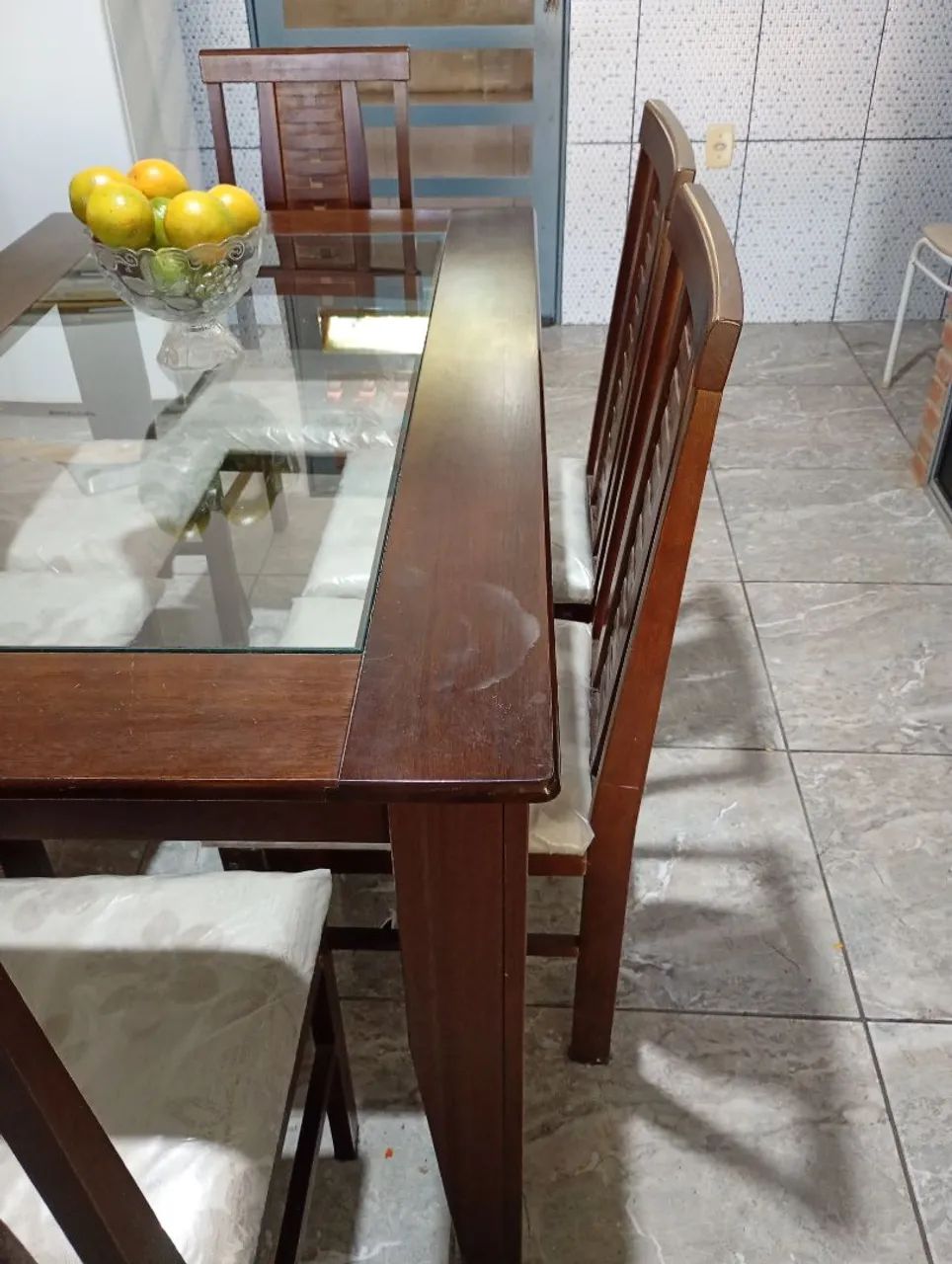 Mesa ,tampo de vidro com 6 cadeiras. - Foto 3