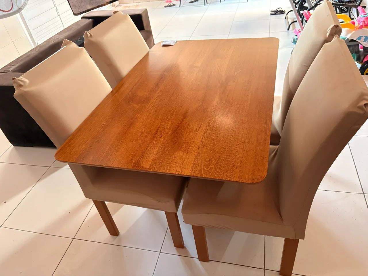 Mesa de jantar 4 cadeiras