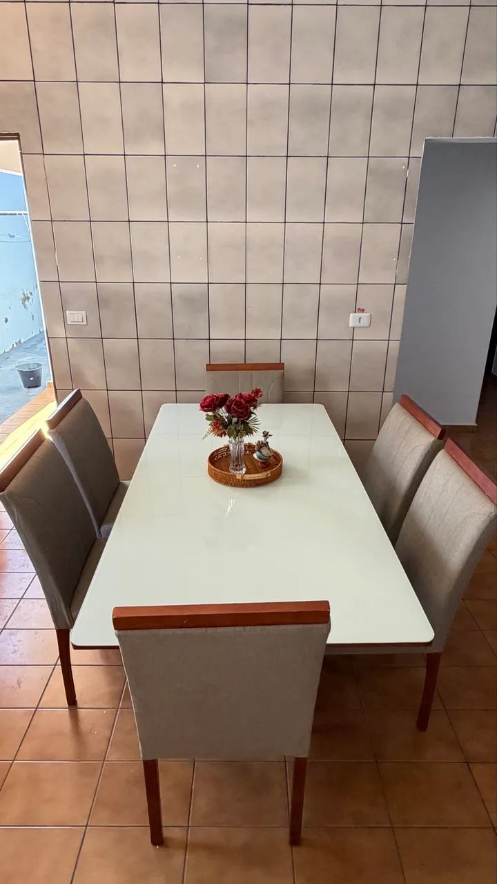 Mesa de madeira maciça com tampão de vidro e cadeiras estofadas