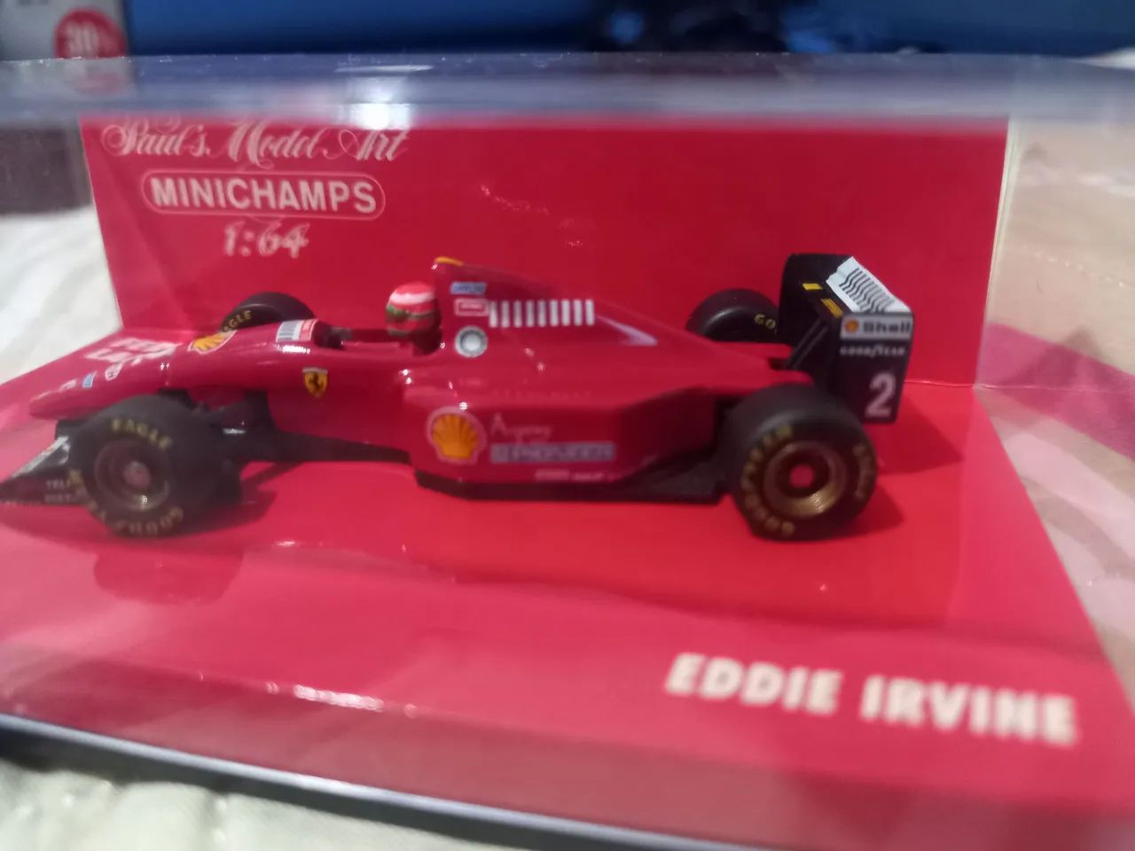 Miniatura F1 Ferrari 1996 Launch Version Eddie Irvine escala 1/64 - Foto 2