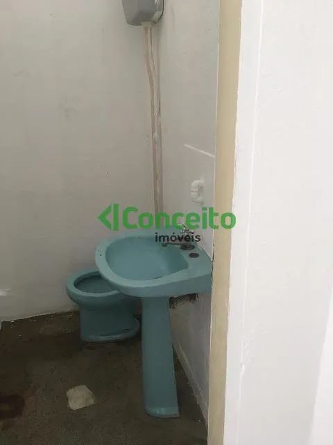 LOJA COM +/- 35 M² DE ÁREA, PISO EM GRANILITE E UM BANHEIRO. - Foto 3