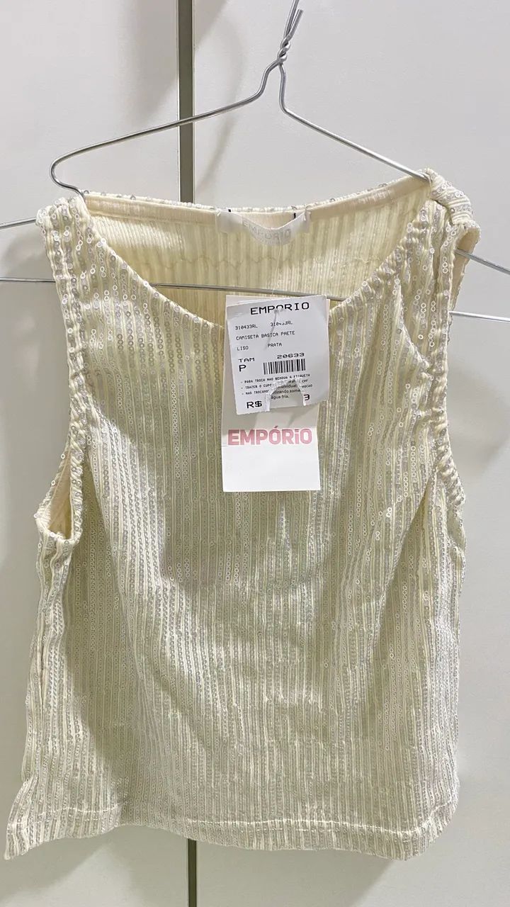 Camiseta Básica com Paetê prata TAM P - NOVA - Foto 3