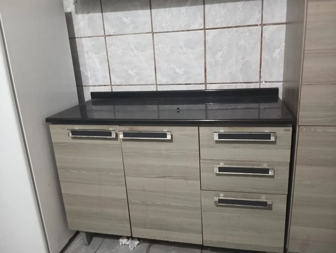 Armário de cozinha MDF cor amadeirado e branco - Foto 3