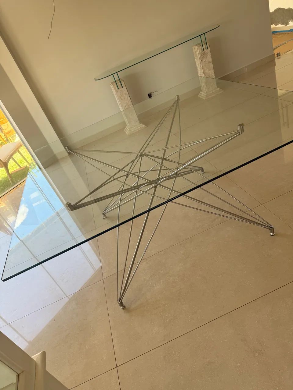 Mesa quadrada de vidro pés de metal com 8 cadeiras brancas - Foto 2