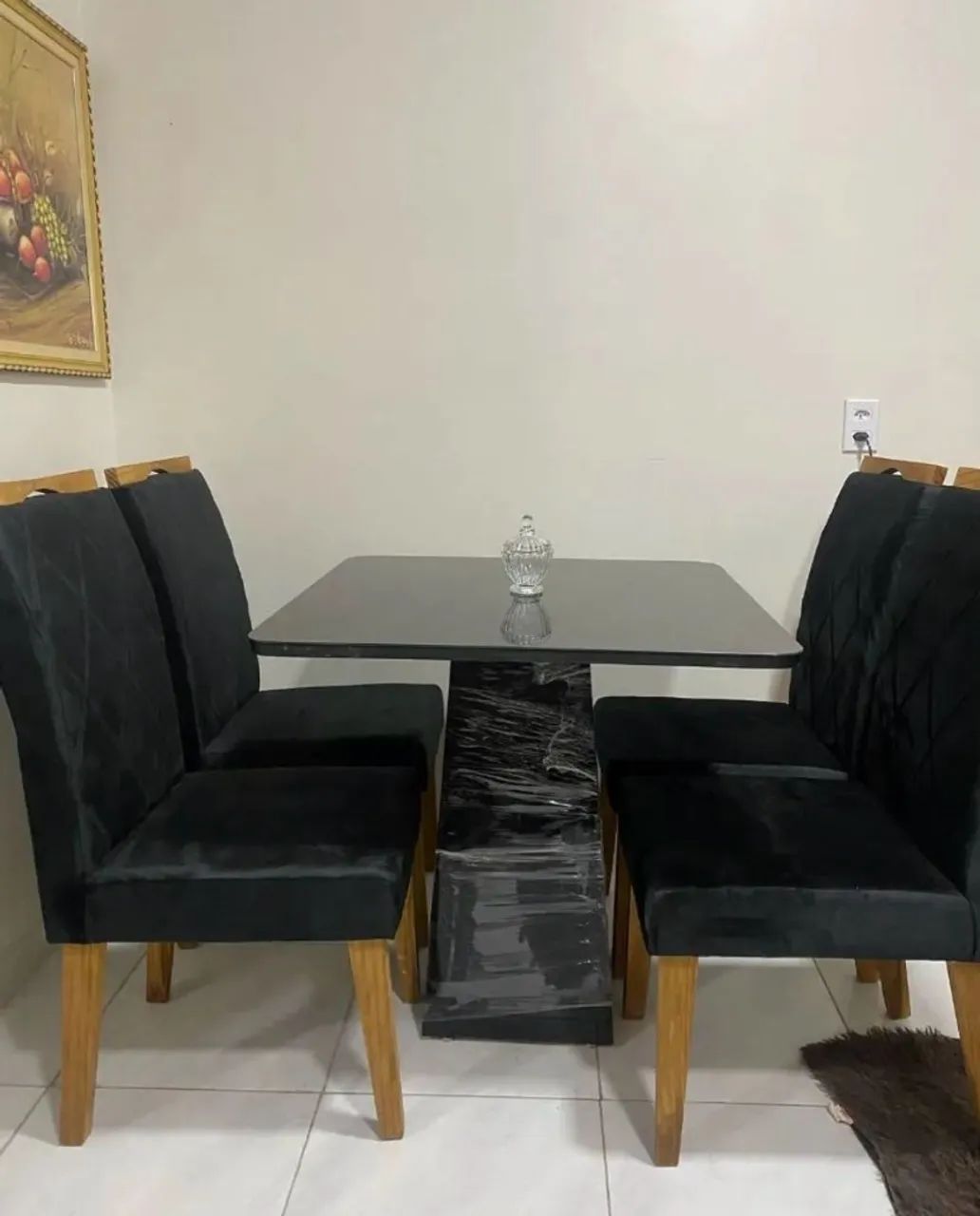 Mesa pequena com 4 cadeiras  - Foto 2