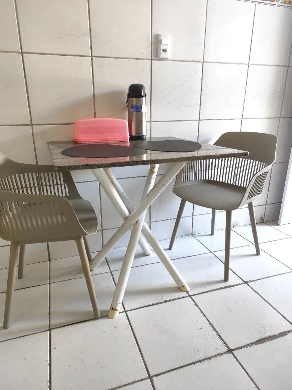 Mesa Usada SOMENTE MESA, SEM CADEIRAS.