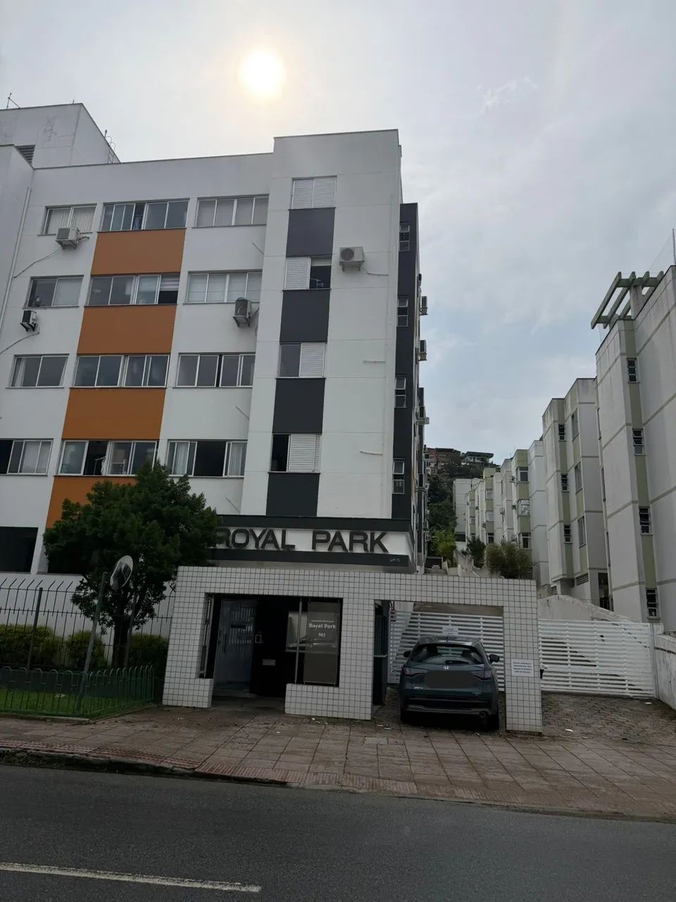 Apto de 01 dormitório mobiliado, quarto com cama, ventilador e armário, sala de estar e ja - Foto 2