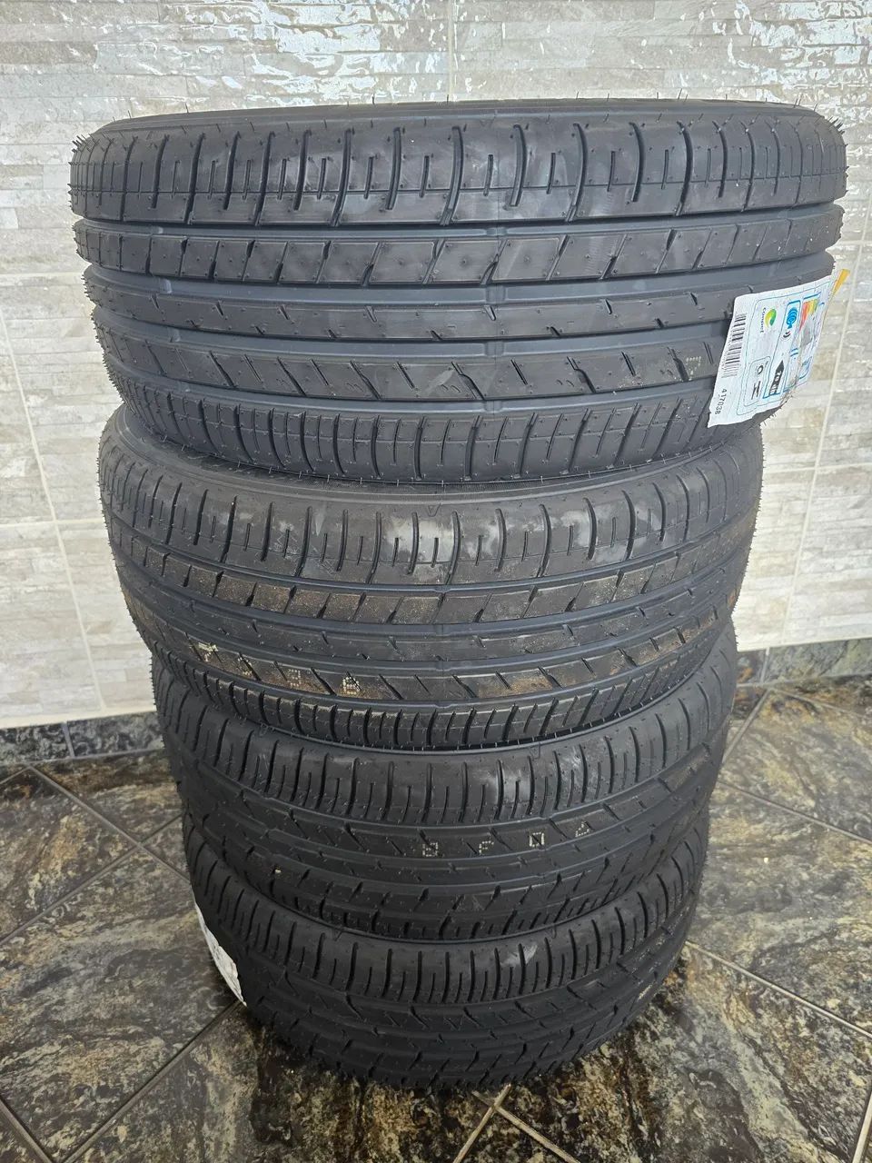 Jogo de 4 Pneus Dunlop 215/50R17 91V - SP Sport FM800 - NOVOS