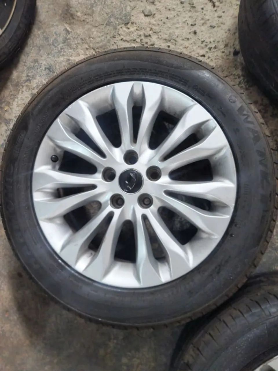 Roda aro 17 bom estado pneus novos - Foto 3