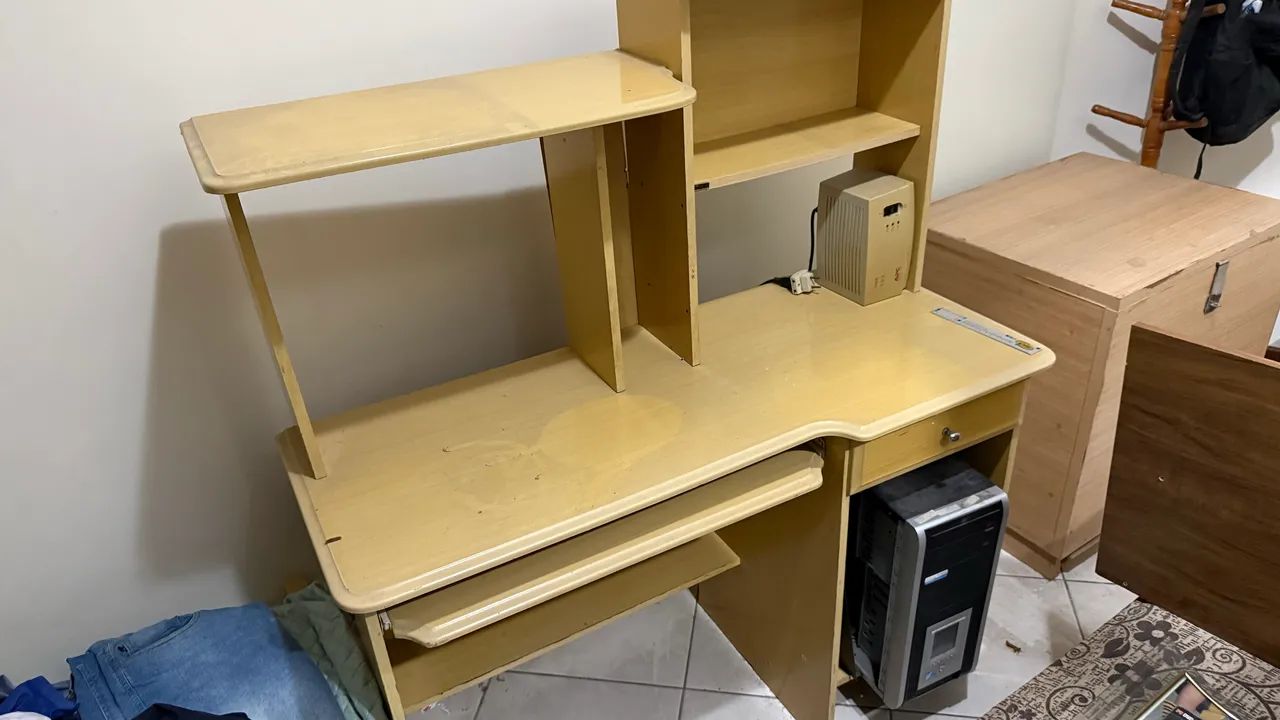 Escrivaninha e cama