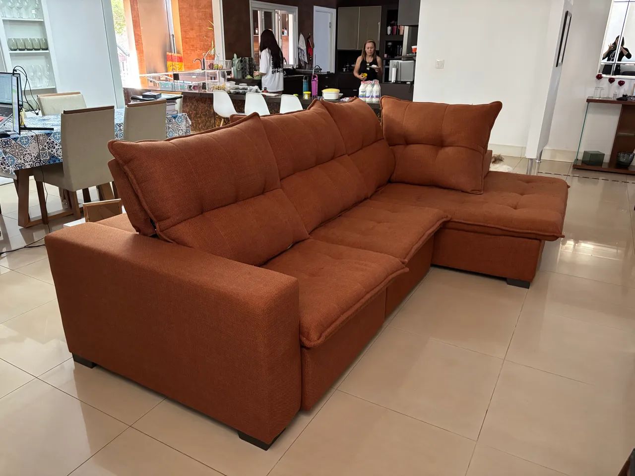Lindo sofá 3 lugares com chaise espuma d33 - Foto 3