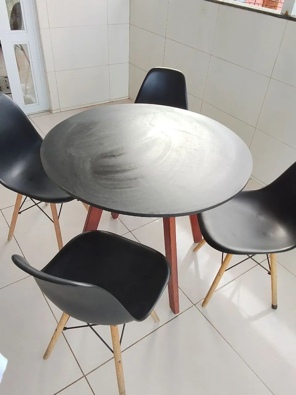 Conjunto de mesa de jantar com quatro cadeiras  - Foto 2