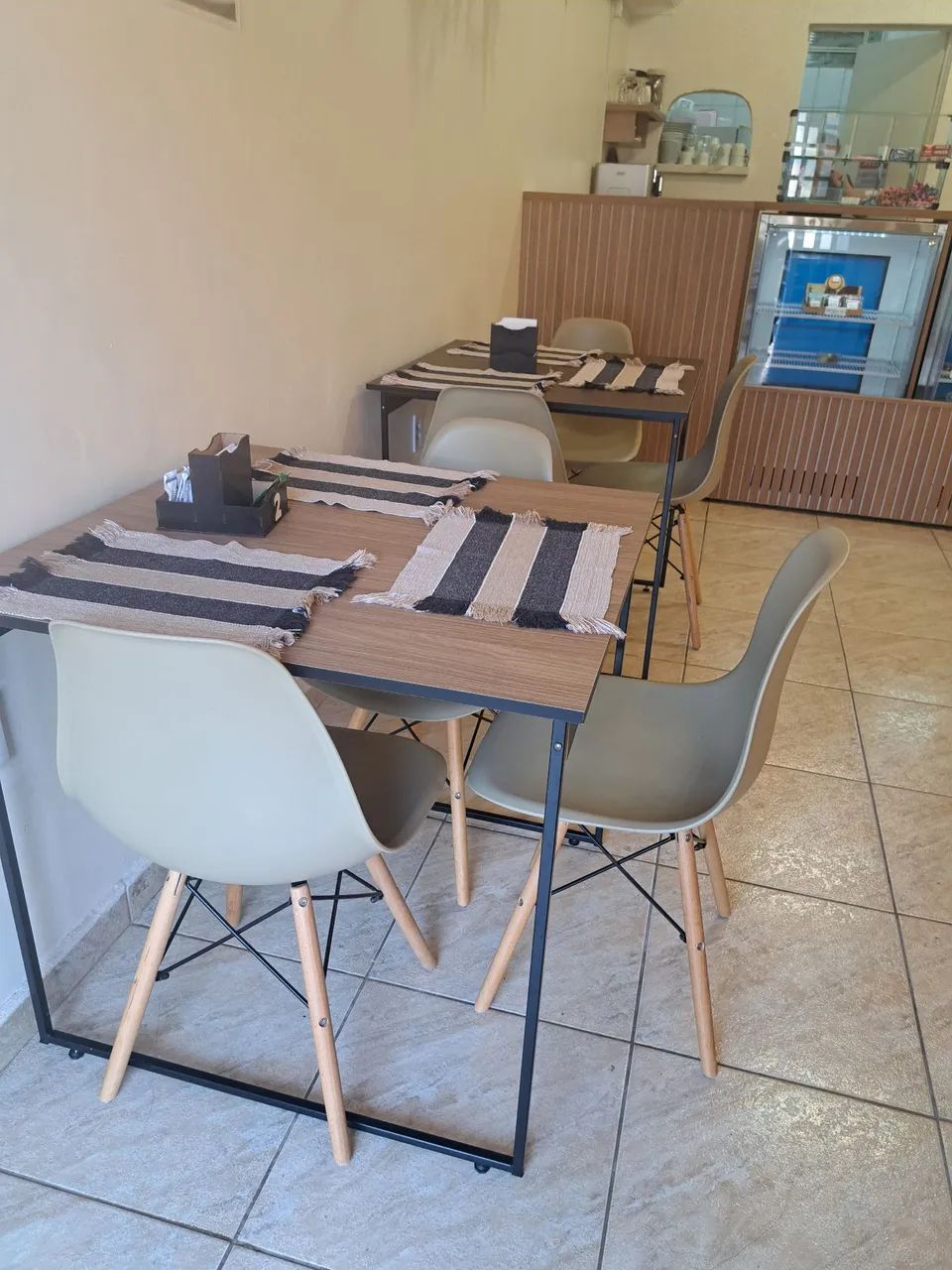 Conjunto de mesa e cadeiras estilo retrô