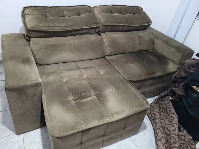 Sofá Retrátil e Reclinável com Chaise, cor marrom, tecido suede