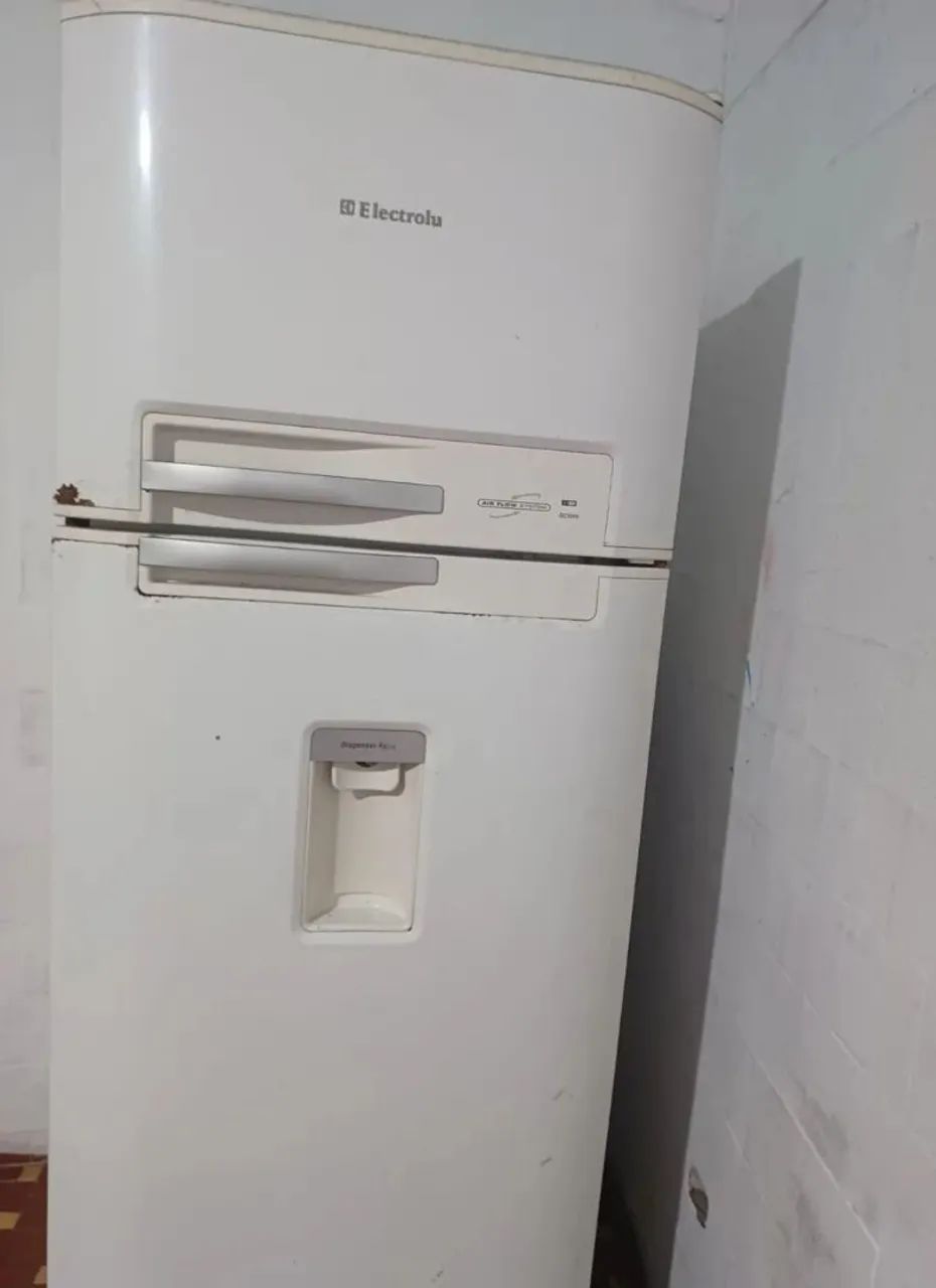 GELADEIRA COM DEFEITO 150,00