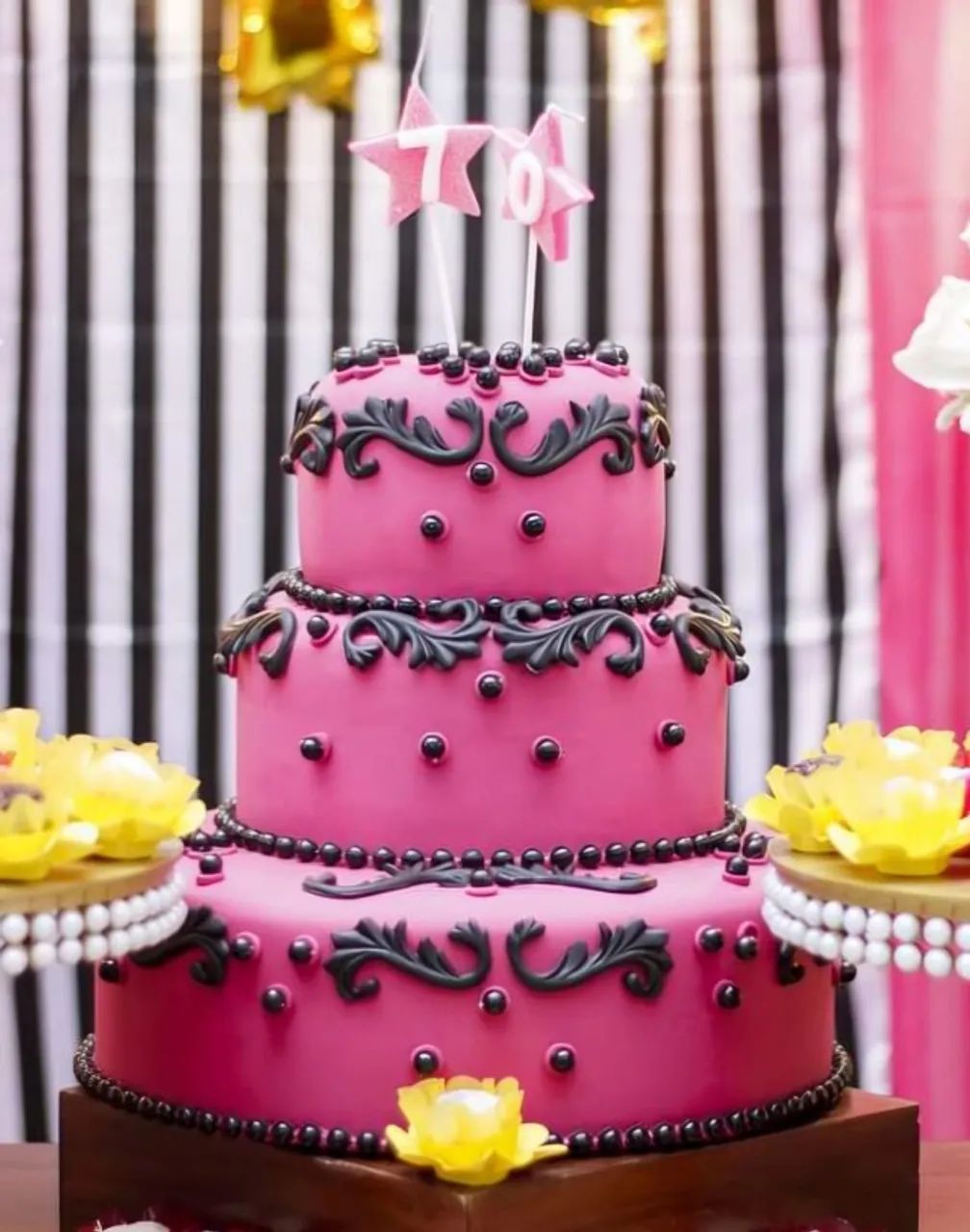 Vendo Bolos Fake em biscuit 3 andares - favor ler o anúncio - Foto 4