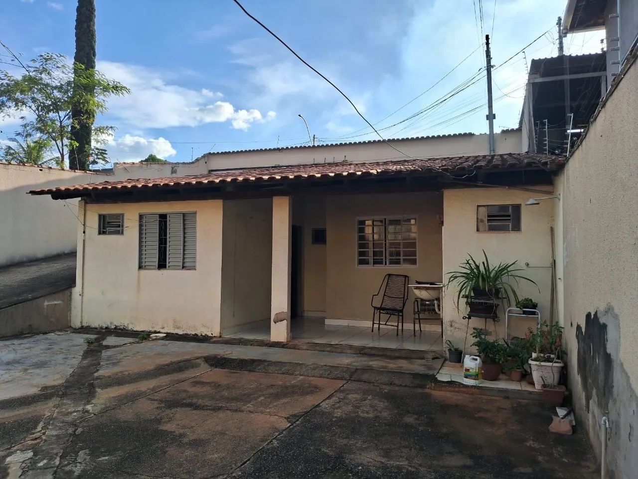 Vendo Sobrado com 4 Quartos, 2 Banheiros e Barracão - Foto 2