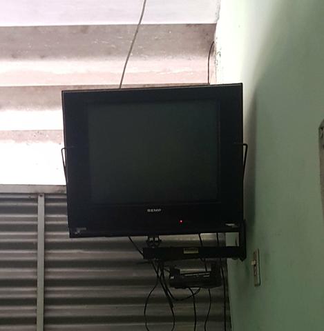 Vendo tv Semp Toshiba 21" com suporte de parede