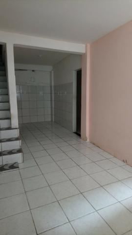 Alugo Casa 2/4 com garagem para motos Frente de Rua - Foto 3