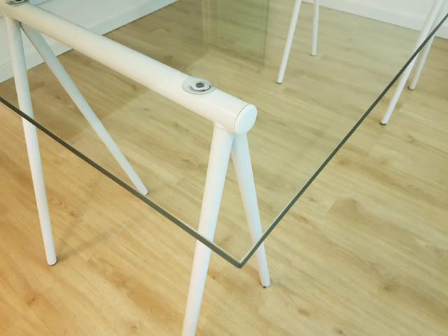 Mesa de vidro com cavalete tokstok