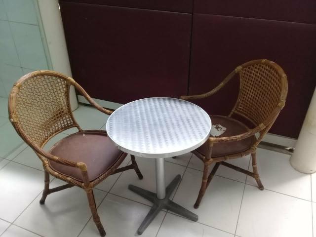 Mesa com duas (2) cadeiras