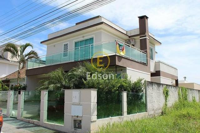 Casa com 3 Quartos/ Sendo 1 Suíte + Área de Lazer Completa - Pedra Branca!