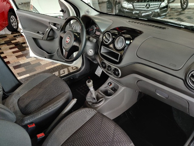 Fiat Palio atractive 1.4 Completo Ano 2014 com gnv ! - Foto 11