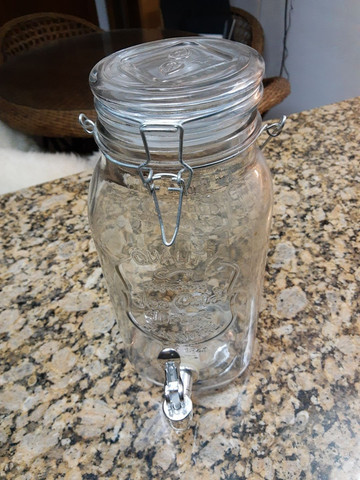 Vidro com torneira para chás, água saborizada, sucos