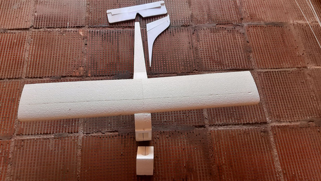 Aeromodelo kit Piper J3 isopor.