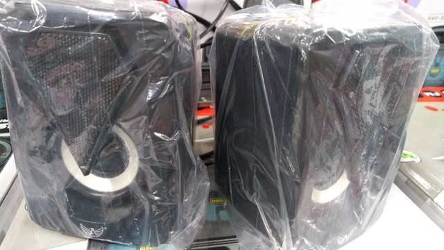 Caixa de som para pc celular ou laptop com iluminação retro 6W Rms - Foto 3