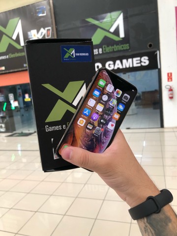 iPhone XS dourado sem detalhes // confira você também 