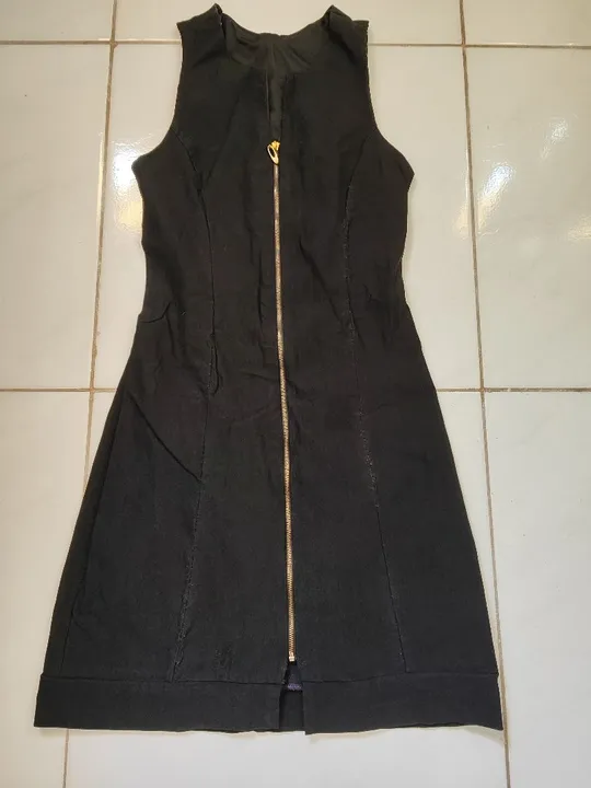 Vestido preto de zíper