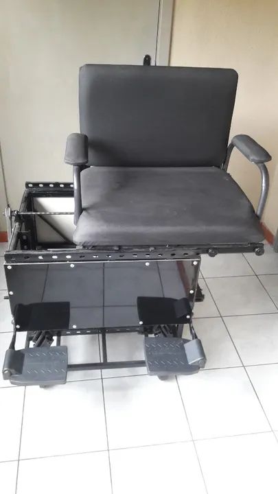 Cadeira de Rodas com Regulagem de Altura e Lateral - Foto 4