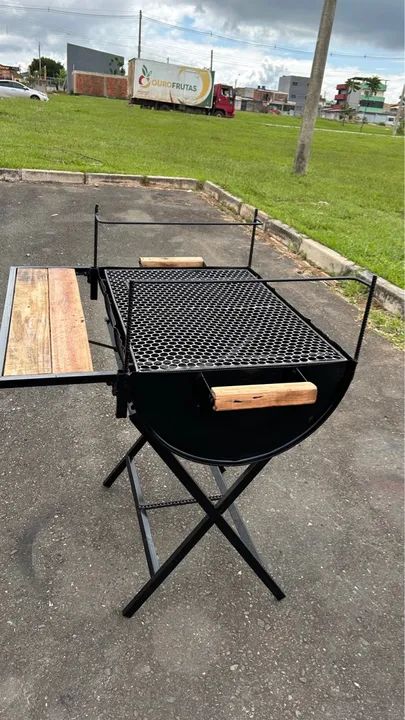 Churrasqueira dobrável em aço com grelha