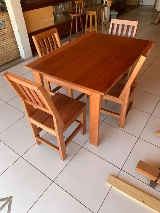 Conjunto de Mesa e Cadeiras de Madeira - Novo