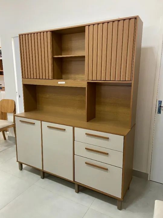 Kit Cozinha com Portas Ripadas em MDF e Espaço para Micro-ondas