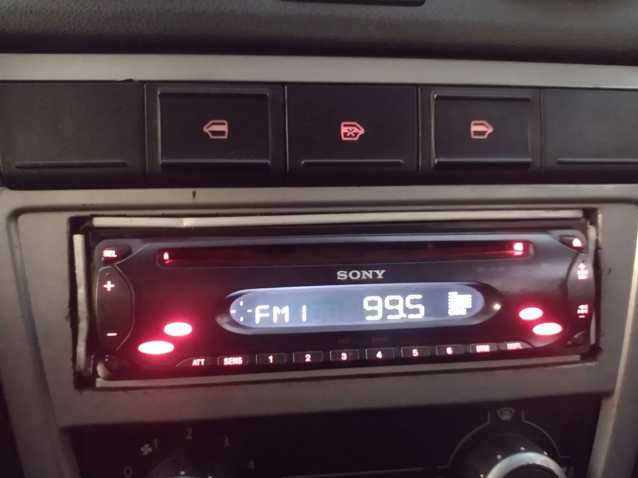 Som de carro Sony toca cd