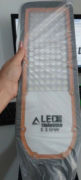 Luminária led triângulo 110w 
