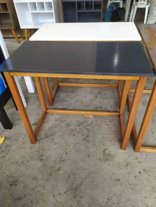 Mesa para notebook com tampo no MDF na cor grafite e com pés na madeira maciça - Foto 3