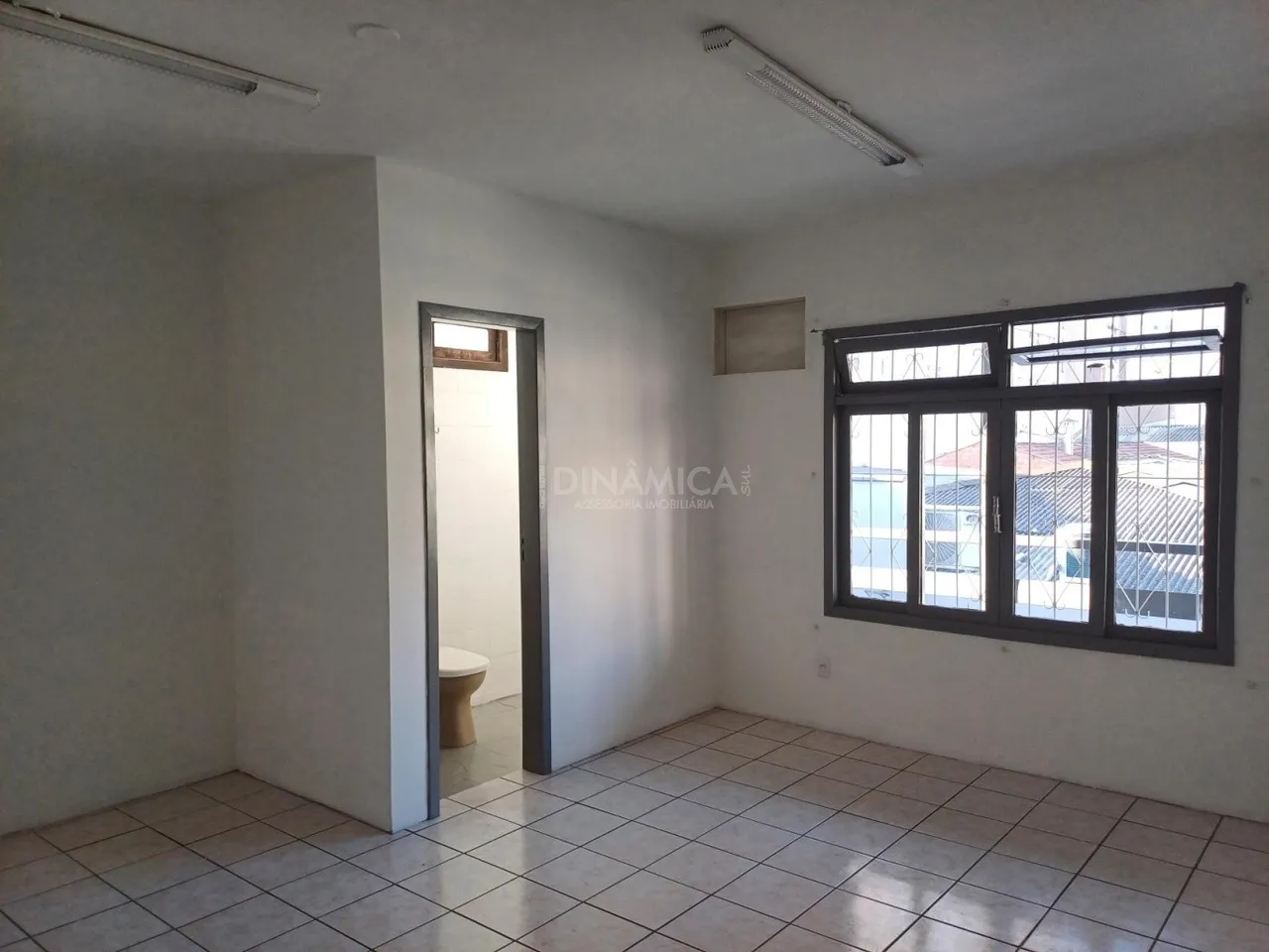 Sala comercial para alugar no bairro Vila Nova em Blumenau.